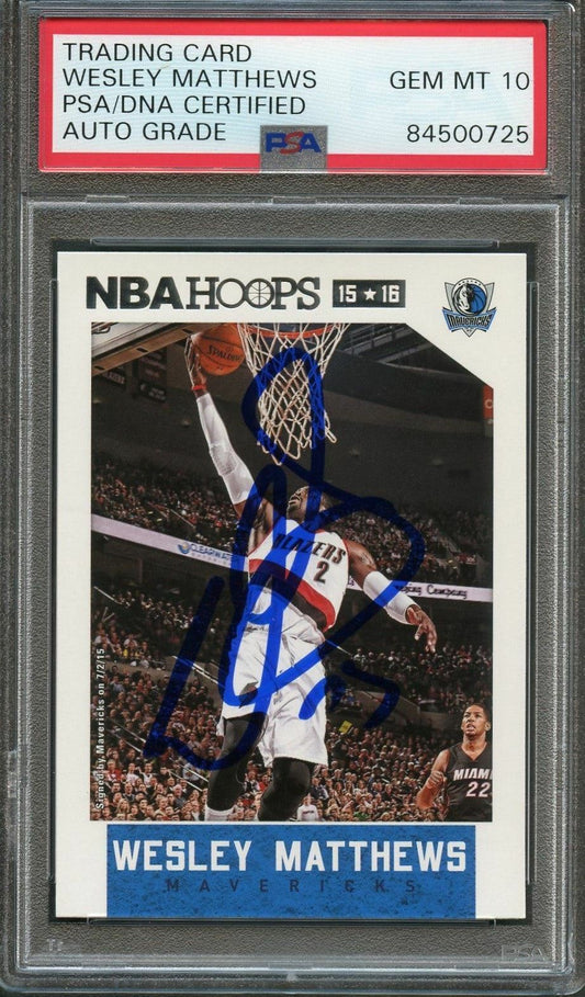 2015-16 NBA Hoops #230 Wesley Matthews Signed Card AUTO 10 PSA Slabbed Mavericks