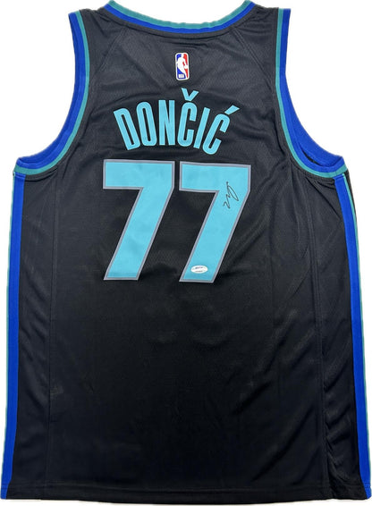 Luka Doncic signed jersey PSA/DNA Auto Grade 10 Dallas Mavericks Autographed