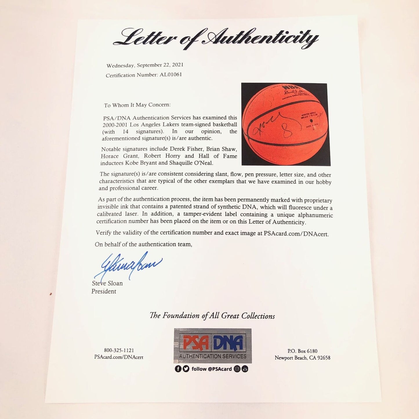 2000-2001 Los Angeles Lakers Team Signed Basketball PSA/DNA Kobe Bryant