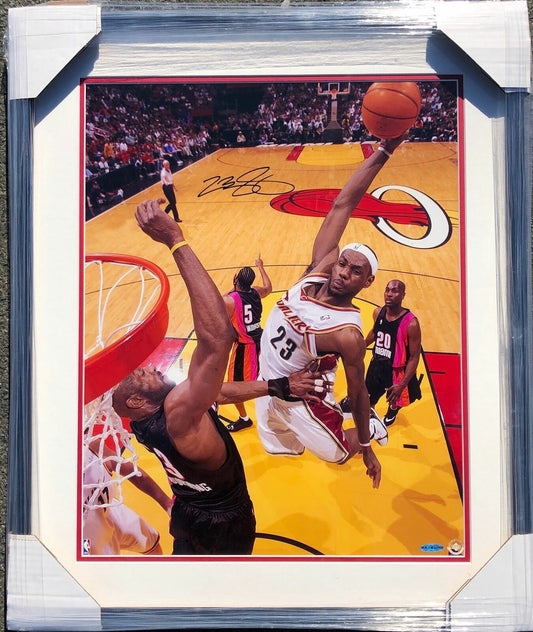 LeBron James Signed 16x20 Photo Upper Deck PSA/DNA Auto Grade 9 Framed
