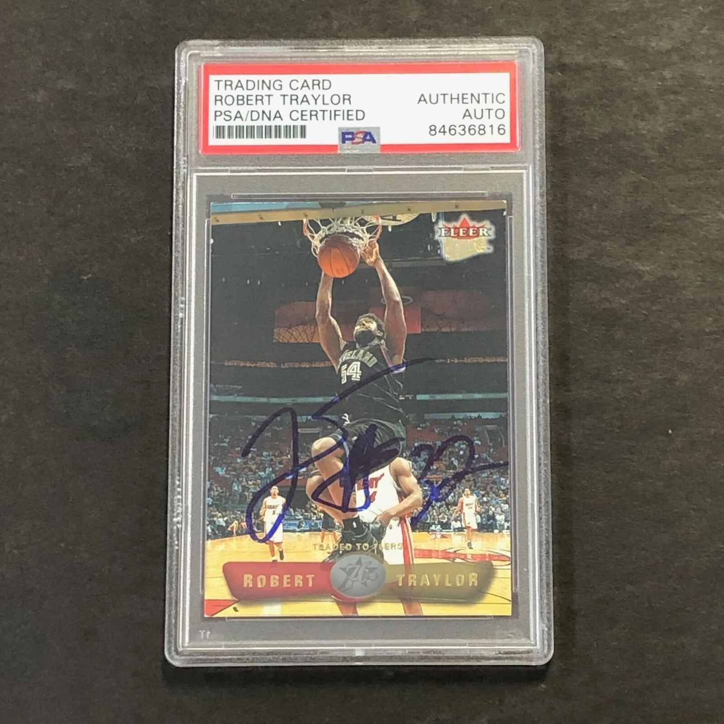2001-02 Fleer #57 Robert Traylor Signed Card AUTO PSA/DNA Slabbed 76ers