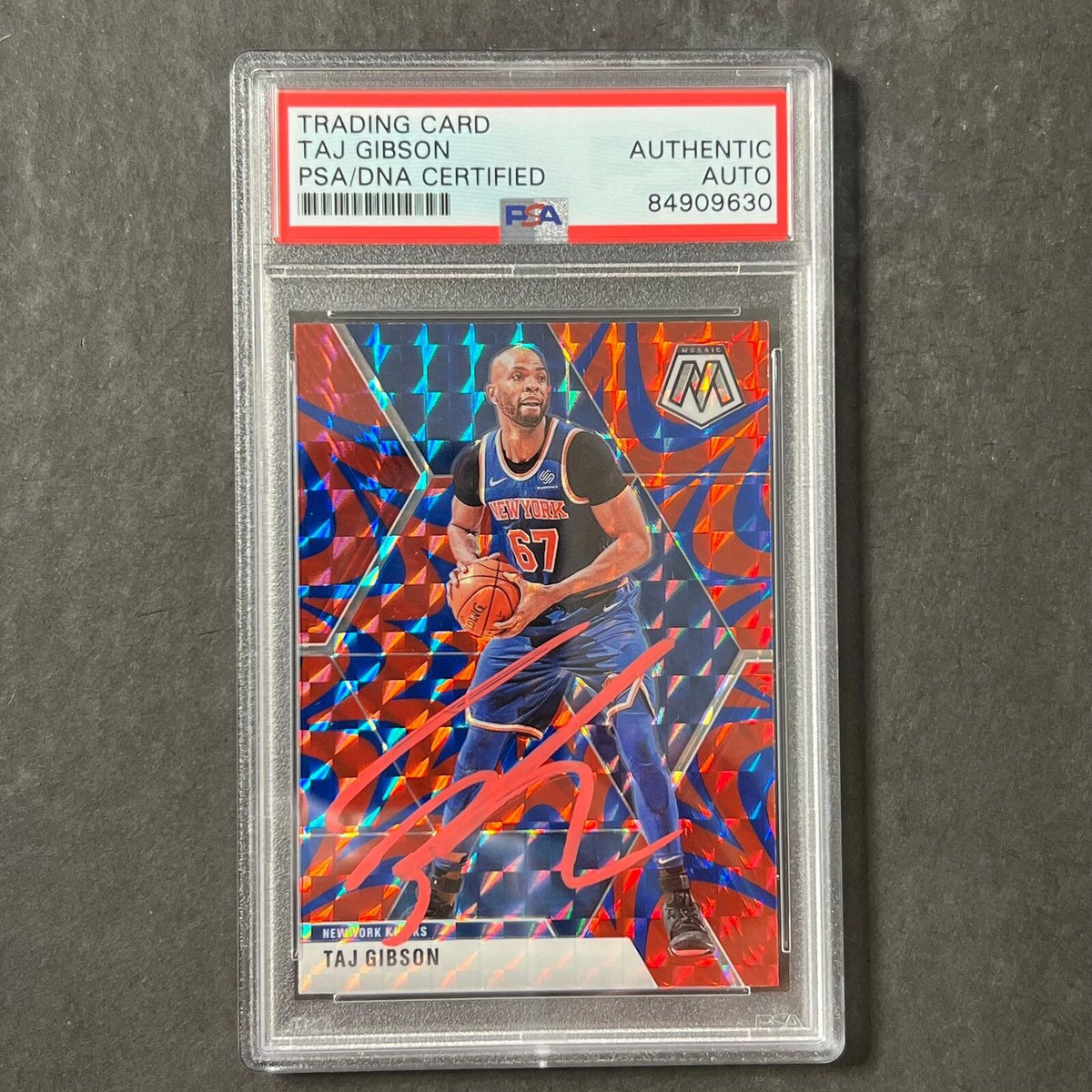 2019-20 Mosaic Panini Red Cracked Ice #121 Taj Gibson Signed Card AUTO PSA Slabb