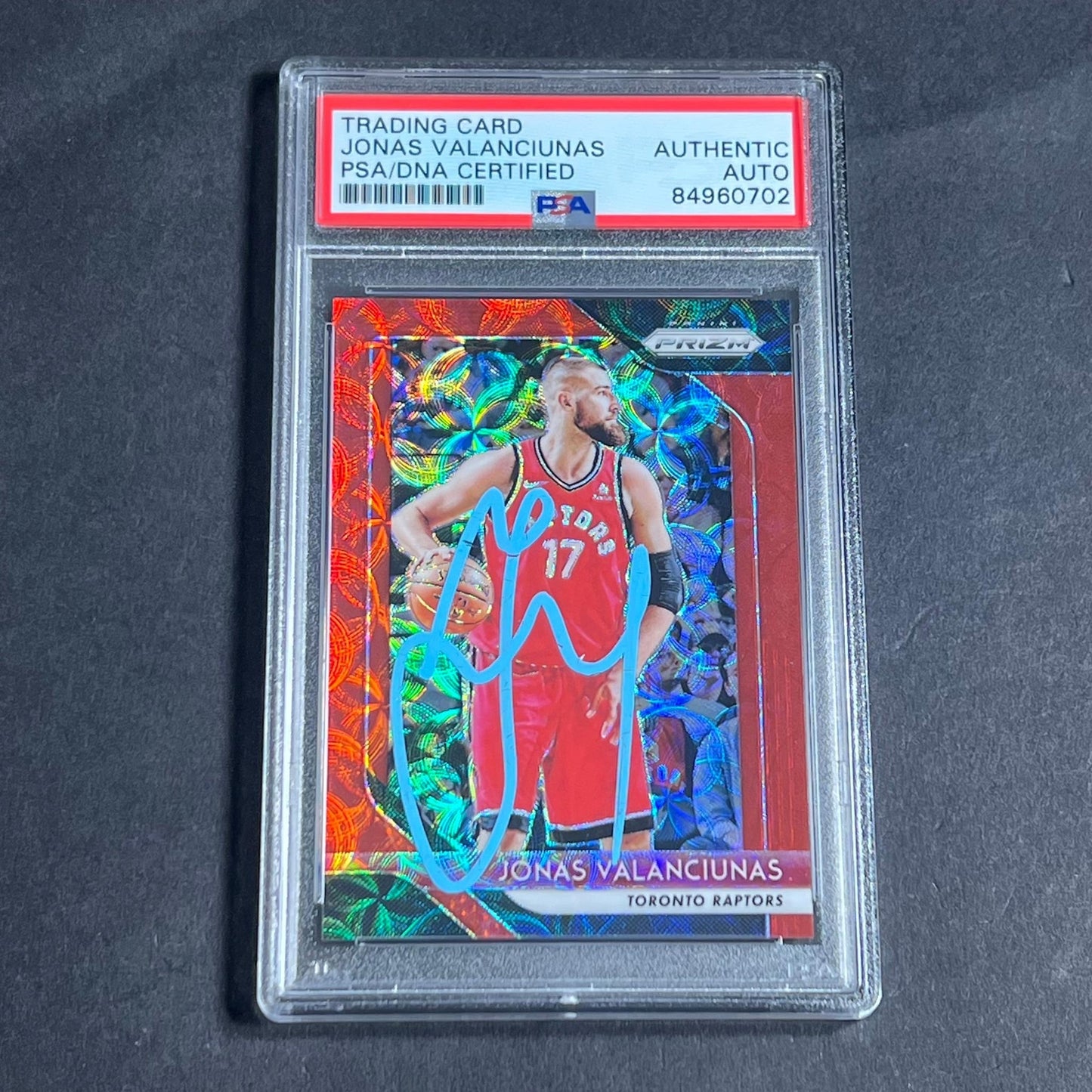 2018-19 Panini Prizm Cracked Red Ice #93 Jonas Valanciunas Signed Card AUTO PSA