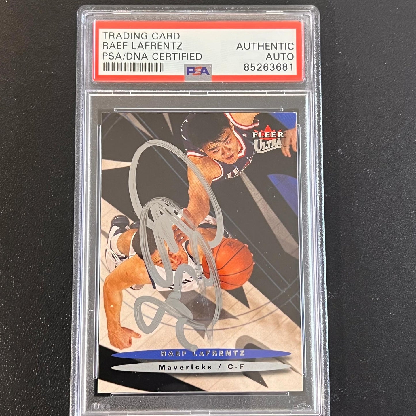 2003-04 NBA Fleer #125 Raef LaFrentz Signed Card AUTO PSA Slabbed Mavericks